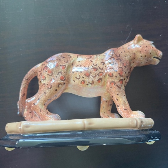Rare Certified International Empire Leopard Figurine by Raymond Waites 4.5” - Picture 2 of 8